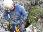 Sima de Huergas, Fende en la entrada