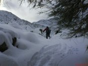 De Valdeteja al pico sobre el pueblo